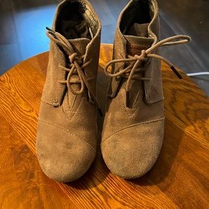 Toms Desert wedge booties